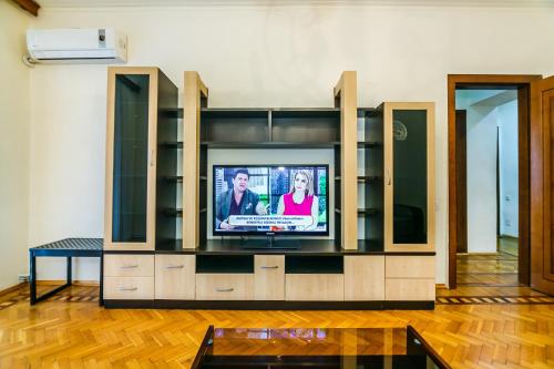 Deluxe Apartment 130 في باكو: تلفزيون في مركز ترفيهي في غرفة معيشة
