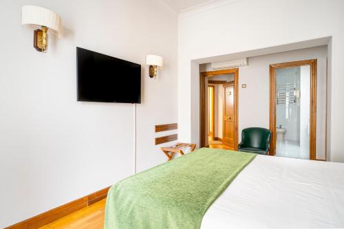 Una televisión o centro de entretenimiento en Hotel Hernán Cortés