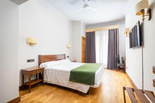 Cama o camas de una habitación en Hotel Hernán Cortés