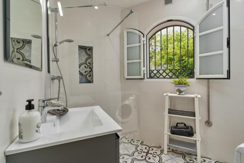 een witte badkamer met een wastafel en een douche bij One Bedroom Penthouse in Nerja