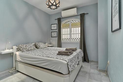 een slaapkamer met een bed en een raam bij One Bedroom Penthouse in Nerja