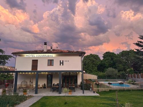 Bazén v ubytovaní Hotel Rural Covarrubias alebo v jeho blízkosti