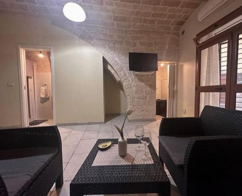 een woonkamer met een bank en een tafel bij futura home centro storico 5 minuti da Bari in Modugno