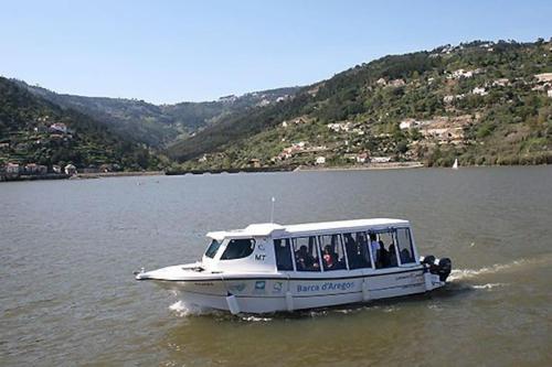 łódź w wodzie na jeziorze w obiekcie Chalé Caldas de Aregos w mieście Caldas de Aregos