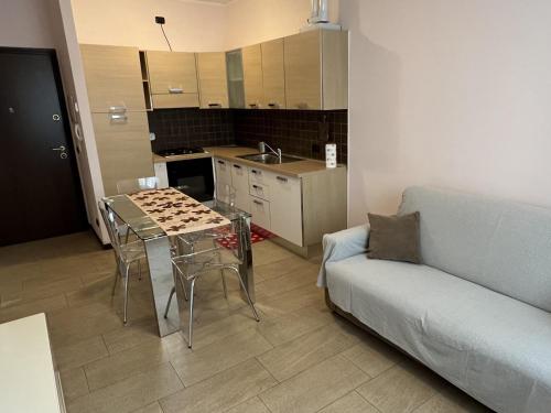 - un salon avec une table en verre et un canapé dans l'établissement Sirio, à Arma di Taggia