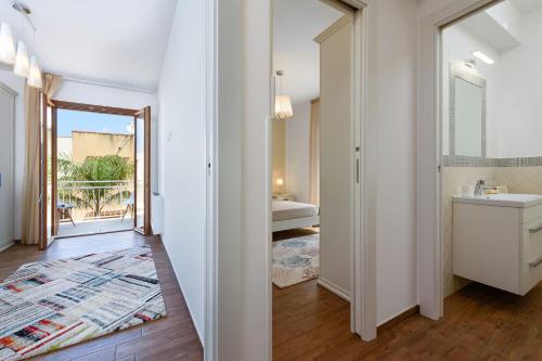 聖維托羅卡波的住宿－Il Sole，白色的浴室设有水槽和镜子