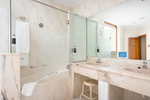 Un baño de Hotel Hernán Cortés