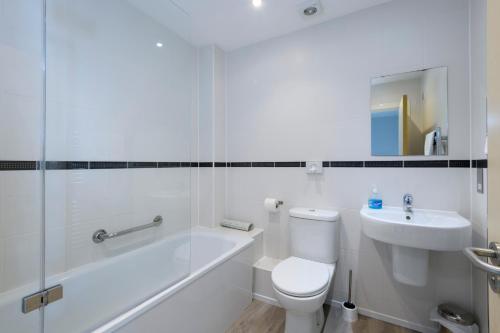 a bathroom with a tub and a toilet and a sink at Bay Retreat Villas in Padstow