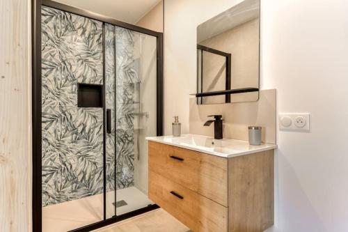 La salle de bains est pourvue d'un lavabo et d'une douche. dans l'établissement Grande villa de charme proche de la mer, à Peyriac-de-Mer