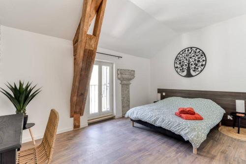 Grande villa de charme proche de la mer في بيرياك-دي-مير: غرفة نوم مع سرير وفوط حمراء عليه