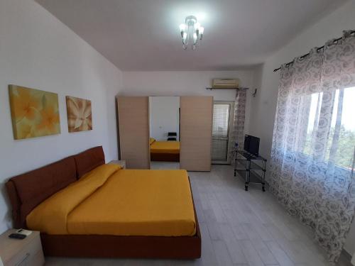 1 dormitorio con 1 cama amarilla grande en una habitación en Terrazza Passione, en Corbara