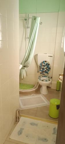 Ένα μπάνιο στο Apartments Karpetis a green paradise