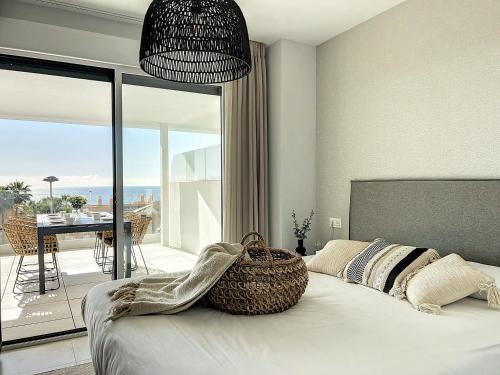 Postel nebo postele na pokoji v ubytování Via Celere 2328 Luxury Sea View Apartment