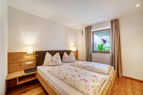 科爾德拉諾的住宿－Langstein Wohnung Golden，一间卧室设有一张大床和一个窗户。