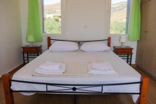 Un pat sau paturi într-o cameră la Ateni House