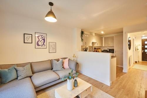 un soggiorno con divano e tavolo di Coventry Home for 6+2, 150Mbp Wi-Fi + Parking a Canley