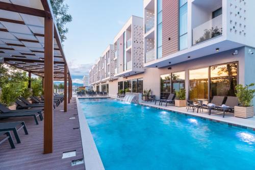 uma imagem de uma piscina num hotel em Trio Resort em Ulcinj