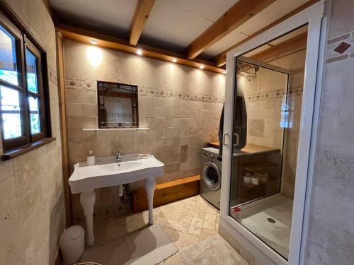 une salle de bain avec un lavabo et une machine à laver dans l'établissement « la maison du bonheur» LE LOFT ZEN, à Largentière