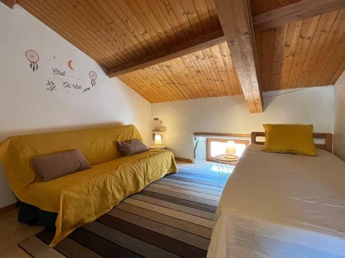 une chambre avec un lit et un canapé dans une pièce dans l'établissement « la maison du bonheur» LE LOFT ZEN, à Largentière