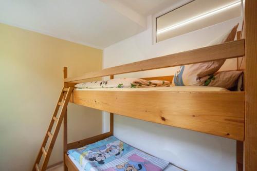 Palanda nebo palandy na pokoji v ubytování Langstein Wohnung Sonnenblume