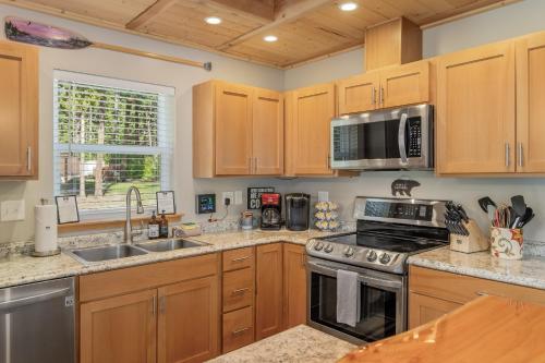 Η κουζίνα ή μικρή κουζίνα στο Compass Cabin by NW Comfy Cabins