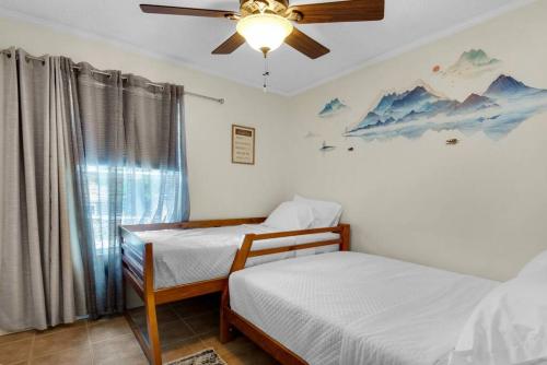 Katil atau katil-katil dalam bilik di Private oasis, Pool, Downtown PNS & Beach 3BR-2,5BT