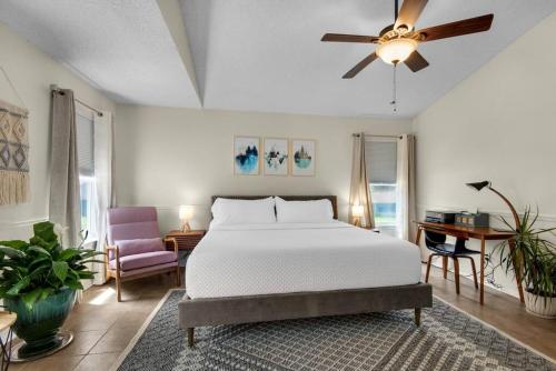 - une chambre avec un lit et un ventilateur de plafond dans l'établissement Private oasis, Pool, Downtown PNS & Beach 3BR-2,5BT, à Pensacola