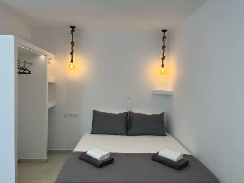 - une chambre avec un lit et 2 oreillers dans l'établissement Πανοραμικό Ηλιοβασίλεμα, à Ios Chora