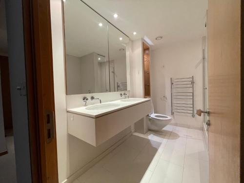 a bathroom with a sink and a toilet at Stunning View 2 Bed Apartment - Canary Wharf City in London