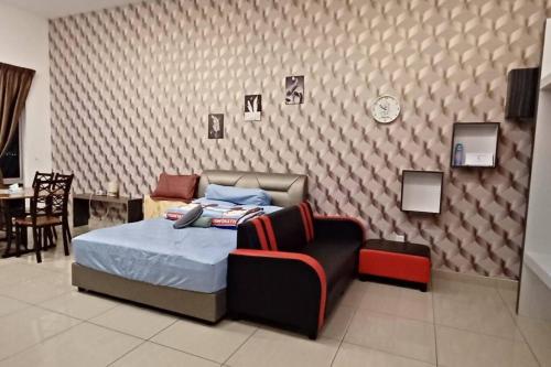 1 dormitorio con 1 cama y 1 silla en Paradise Sovo Austin Height, en Johor Bahru