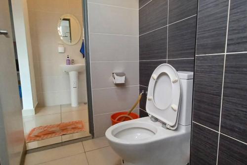 baño con aseo con tapa en Paradise Sovo Austin Height, en Johor Bahru