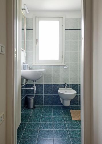 a bathroom with a sink and a tub and a toilet at Bramante 21 in Pesaro