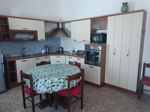 Kuchnia lub aneks kuchenny w obiekcie Bibbona Summer - Pineta 1 -