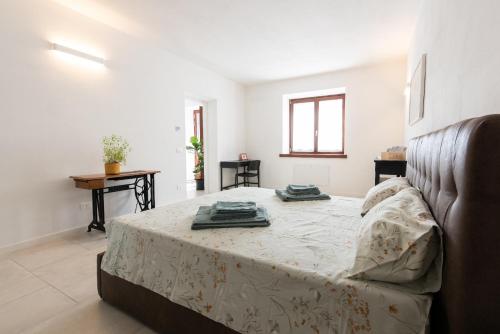 a bedroom with a large bed in a room at Giardino del Borgo Appartamento Valpolicella in SantʼAmbrogio di Valpolicella