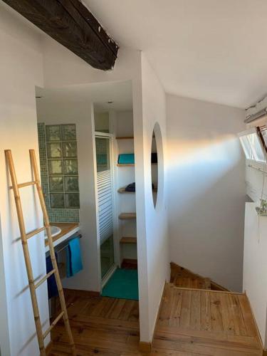 Cette chambre dispose d'un escalier et d'une salle de bains avec un miroir. dans l'établissement T2 Centre Ville Tout Confort, à La Ciotat