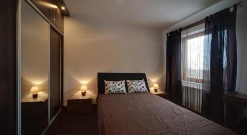 Posteľ alebo postele v izbe v ubytovaní Apartament Urocza