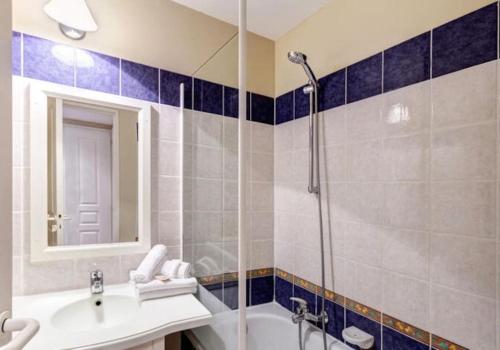 La salle de bains est pourvue d'une baignoire, d'un lavabo et d'une douche. dans l'établissement Presqu'ile de Giens - Hameau de la Pinede, à Hyères