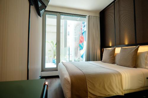 um quarto de hotel com uma cama e uma janela em Akeah Hotel Gran Vía em Madri