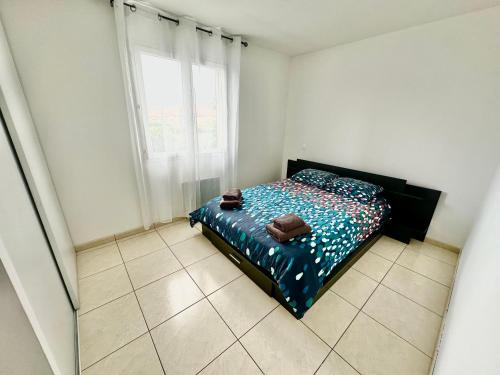 a bedroom with a bed and a window at VILLA PISCINE DE LA GARRIGUE in Florensac