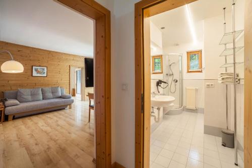 ein Wohnzimmer mit Sofa und TV in einem Zimmer in der Unterkunft Langstein Wohnung Lavendel in Goldrain