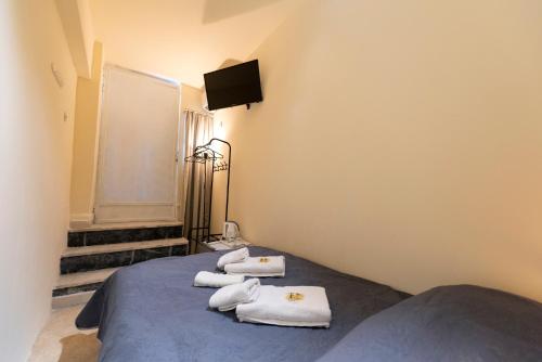 um quarto com 2 camas e toalhas em PURE URBAN BEDBOXES ACROPOLIS METRO PETRALONA em Atenas