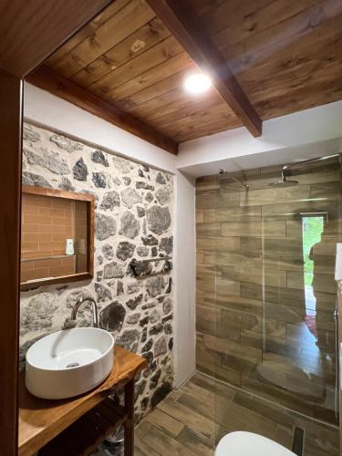 ein Bad mit einem Waschbecken und einer Dusche in der Unterkunft Molla Guest House in Theth