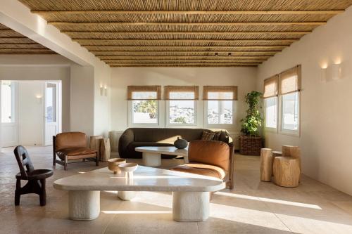 un soggiorno con divano e tavolo di Porto Mykonos a Mykonos Città