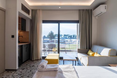 una camera d'albergo con cucina e soggiorno di NERO SEASCAPE SUITES a Fanárion