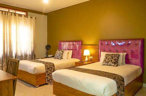 Tempat tidur dalam kamar di SamWeb Bed and Breakfast