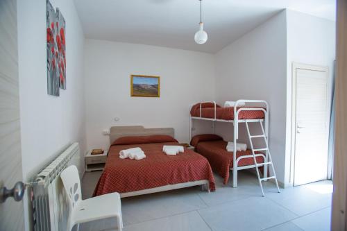 1 dormitorio con 2 literas y escalera en Nonno Giovanni, en Gangi