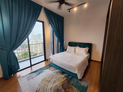 Un dormitorio con una cama y una ventana grande. en Beacon Executive Suite - Skypool Penang View, en George Town