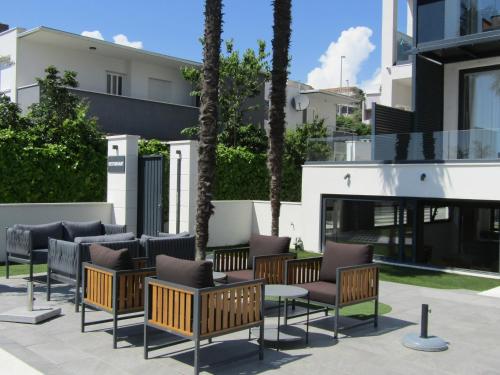a group of chairs and tables in a courtyard at Beach Hotel Božikovina 2 in Podstrana