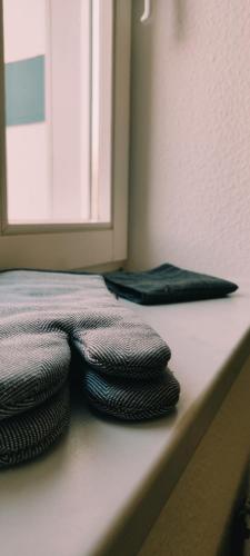 três almofadas sentadas numa cama num quarto em Ferienwohnung Trinitatis em Sondershausen