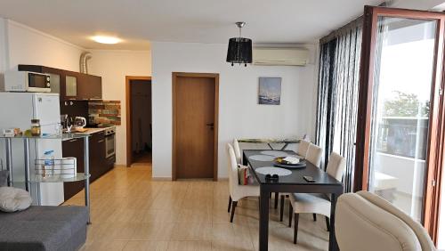Virtuvė arba virtuvėlė apgyvendinimo įstaigoje Complex Top Apartment